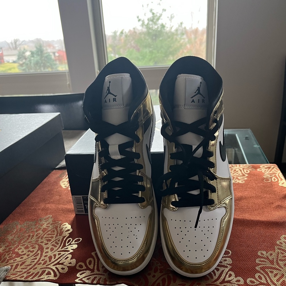 Jordan 1 metallic Gold Black BNIB DS